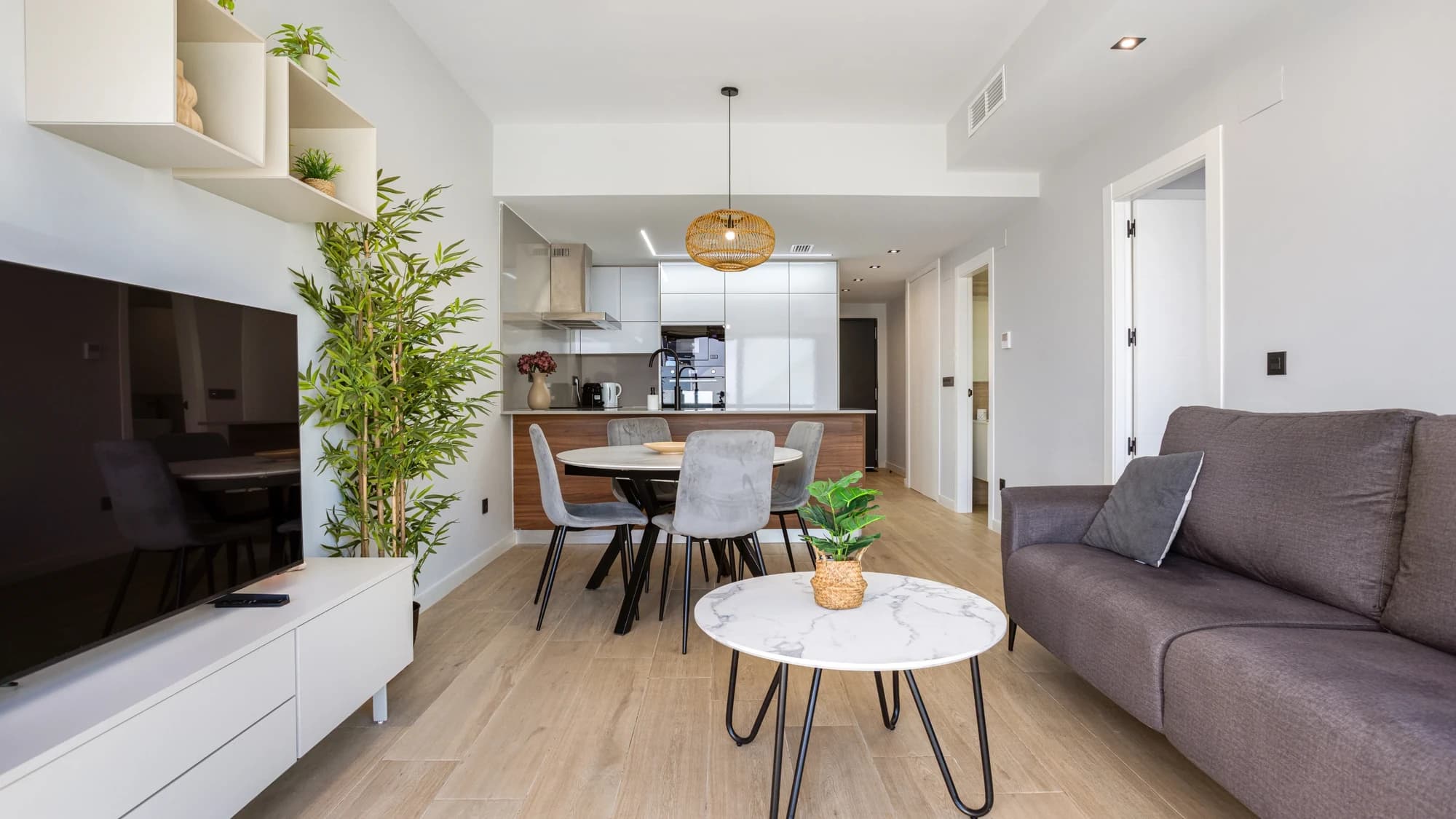 Interior luminoso de una vivienda lista para arrendar