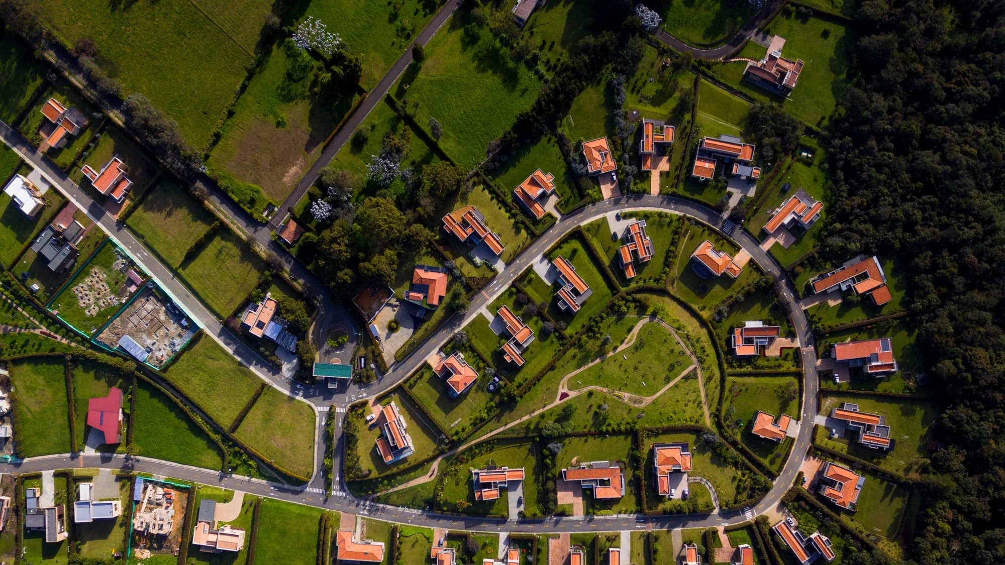 Agente inmobiliario conversando con propietarios en una vivienda