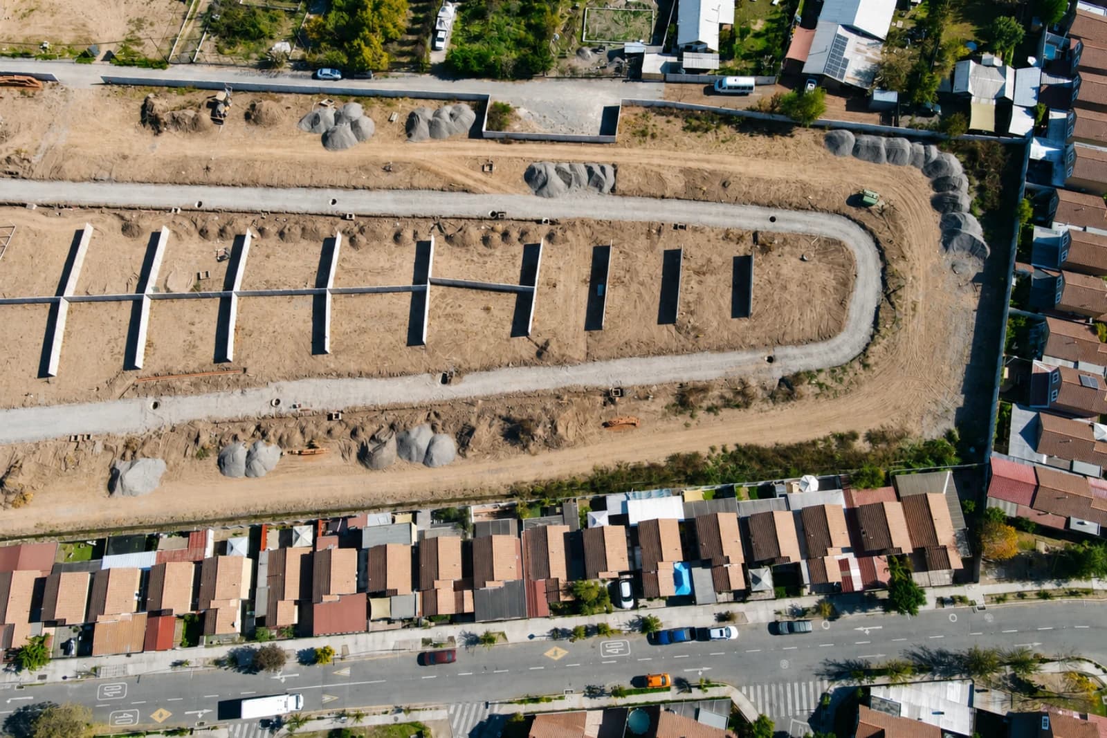 Trazado de calles interiores en construcción