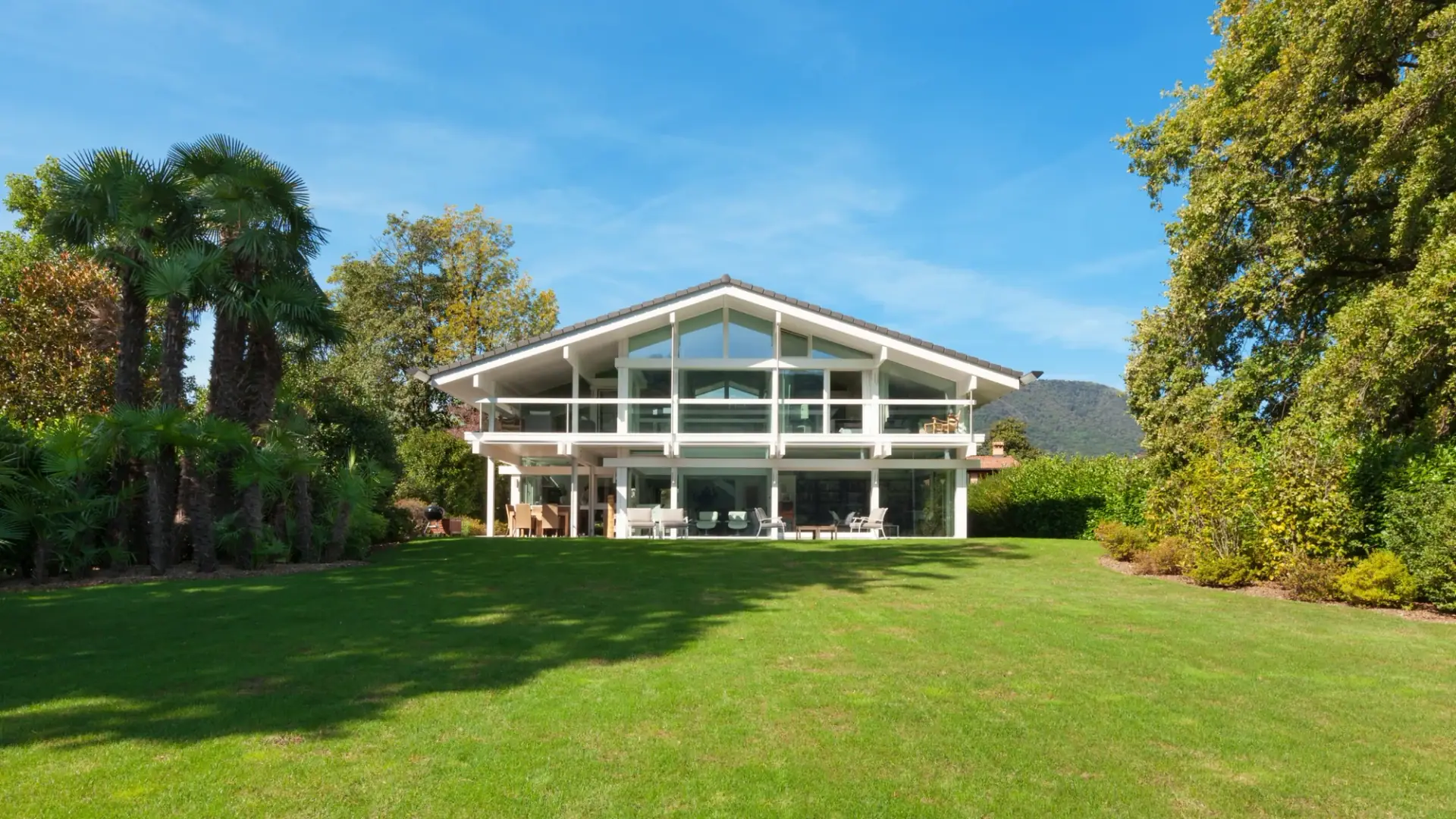 Casa con jardín evaluada para una tasación inmobiliaria